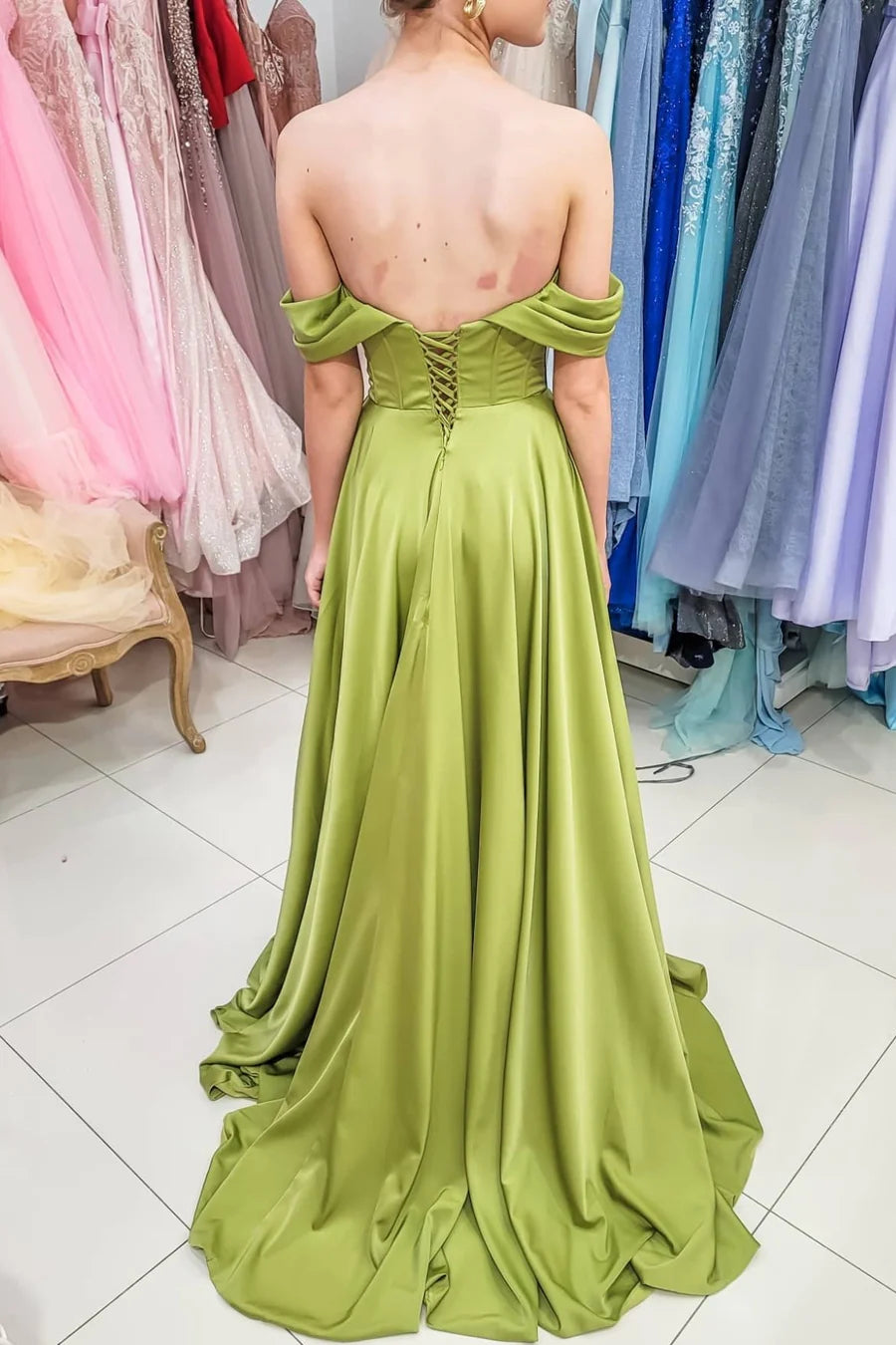 Vestido de fiesta con abertura alta y hombros descubiertos